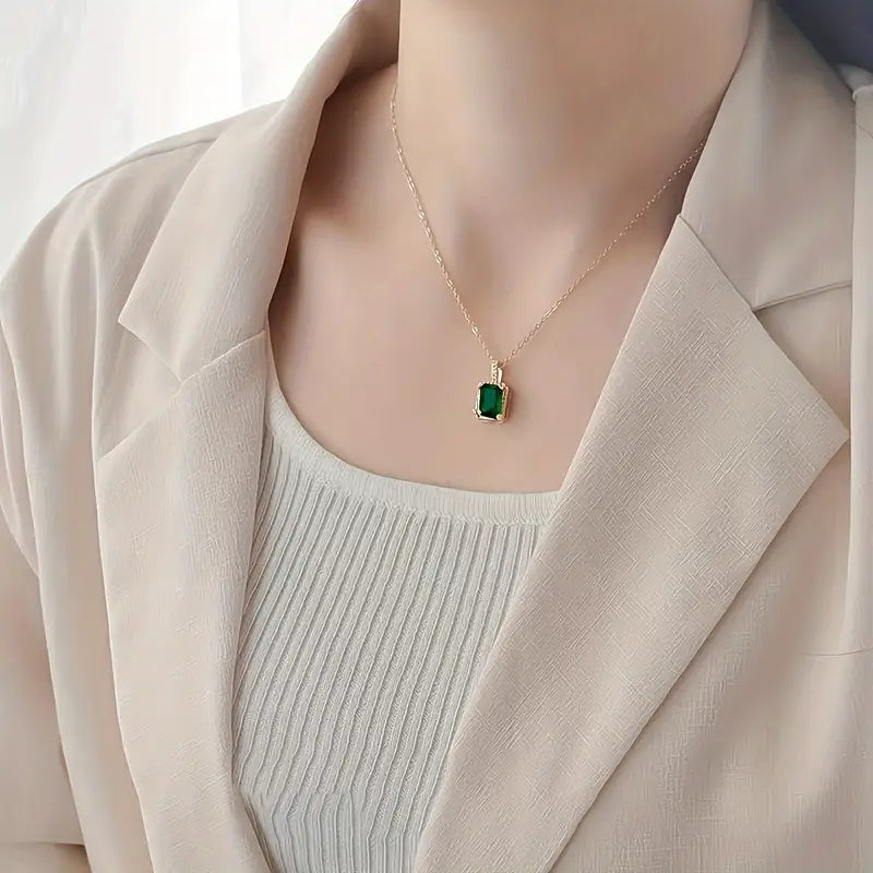 Elegant Gold Necklace with Unique Design – 18 Inch Lightweight Pendant Jewelry 2