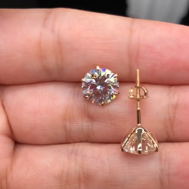 Elegant White Gold Tera Earrings with Timeless Design 2