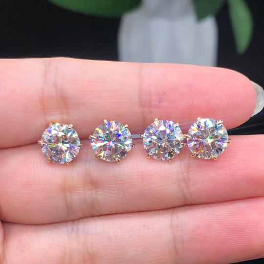 Elegant White Gold Tera Earrings with Timeless Design 5